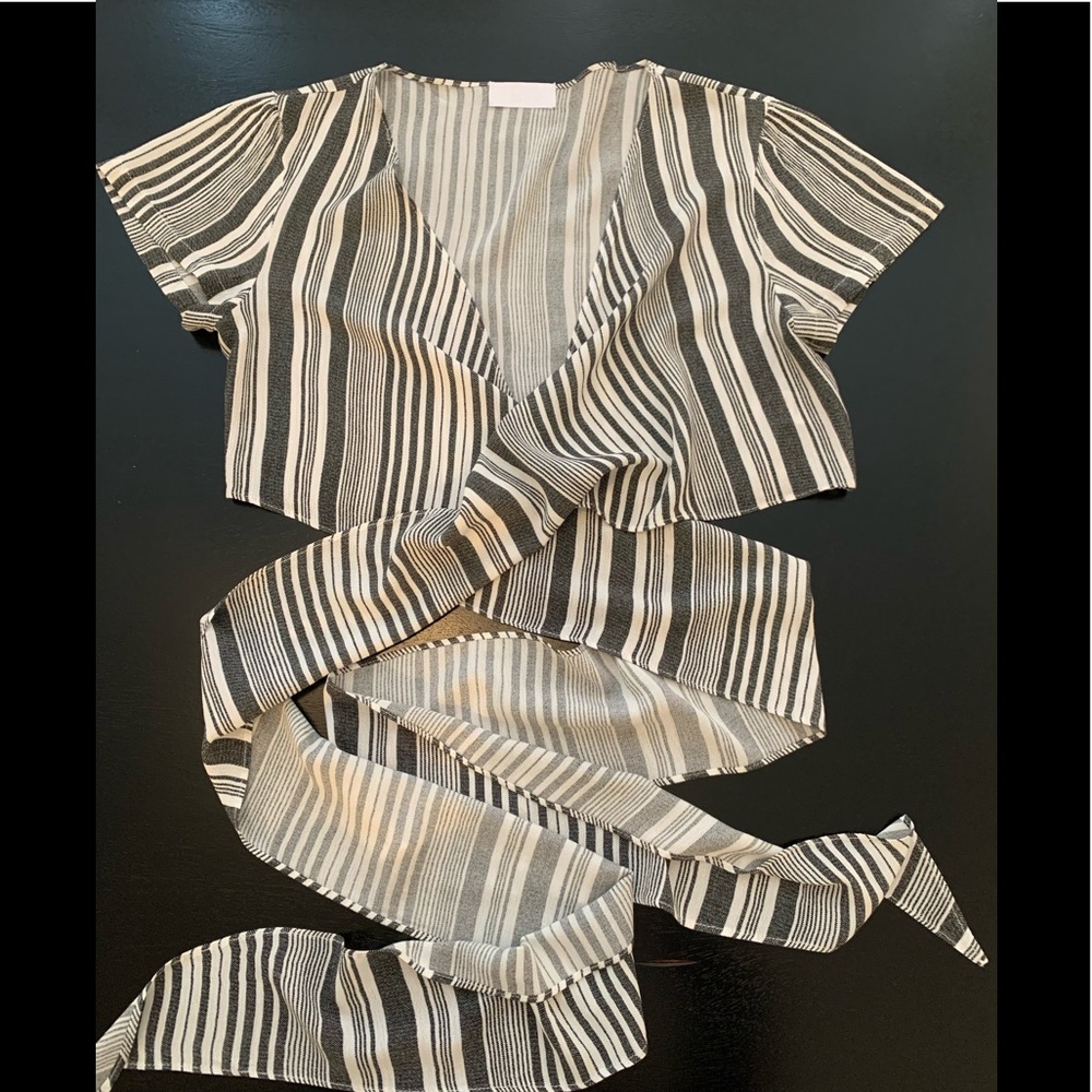 isalis Beautiful striped crop Tie blouse medium